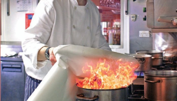 Wie verwendet man eine Feuerlöschdecke richtig?