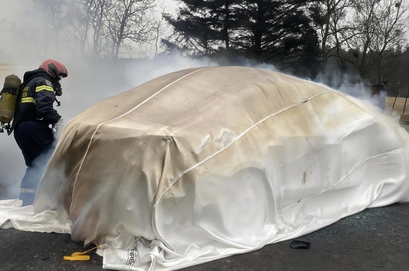 Wie können Feuerlöschdecken bei der Eindämmung von Bränden bei Elektrofahrzeugen helfen?